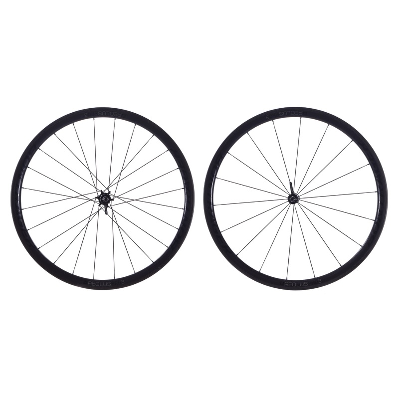 USED Bontrager Aeolus 3 700C Carbon Wheelset Rim Brake QR Shimano/SRAM 11 speed